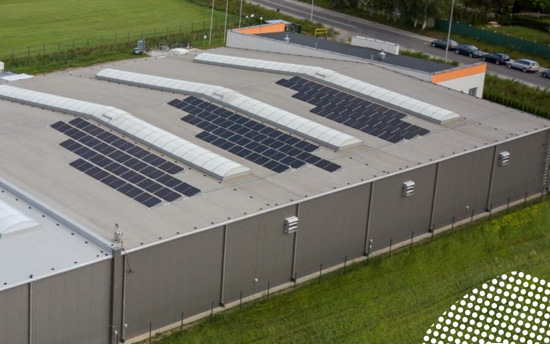 Instalacja paneli fotowoltaicznych na dachu fabryki pokrywa 25 % zapotrzebowania na energię elektryczną